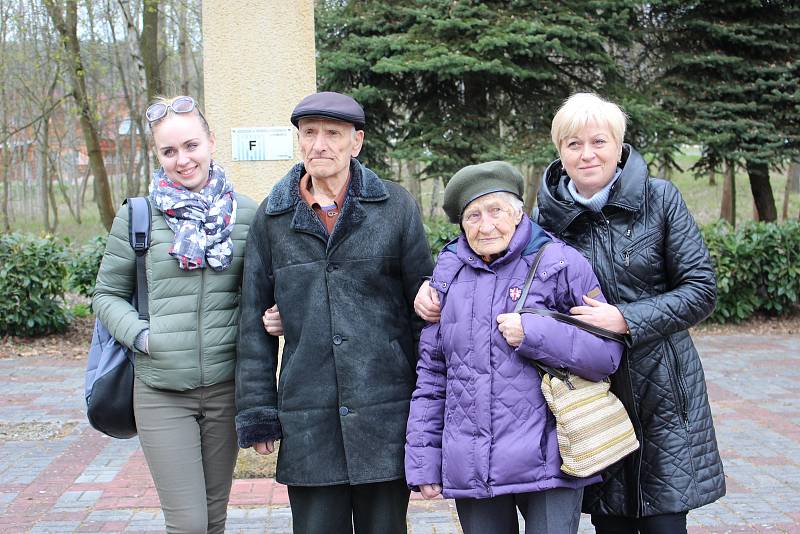 Iryna Shul se po 74 letech vrátila na místa, kde strávila nuceně rok života. Památník připomíná ženský pracovní tábor ve Svatavě.