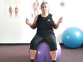 Dagmar Chvalovská nyní objevila nový způsob cvičení, který jí dělá dobře i na nemocná záda. Na její pohybdohlíží i fyzioterapeutka 