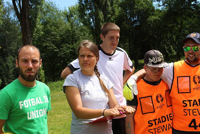 Již posedmé zavítal na hřiště u školy v Hřebenech Fotbal pro rozvoj.