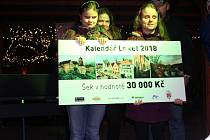 Nikolka a Lenka Bukóciovy z Lokte převzaly spolu s rodiči šek na 30 tisíc, které jim splní jejich přání.