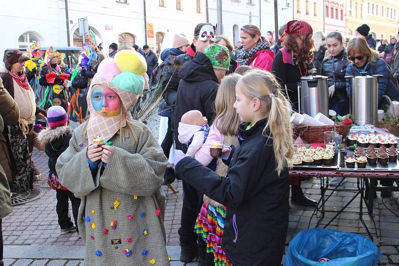 Návštěvníci s maskami i bez nich si užívali premiérový Loketský masopust.