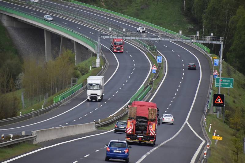 Dálnice D6, zátačka na mostě u Louček. Za poslední dva roky zde bylo 16 nehod se 7 zraněními.