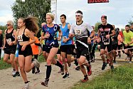 Běžci věnovali žákům více než osm tisíc korun.