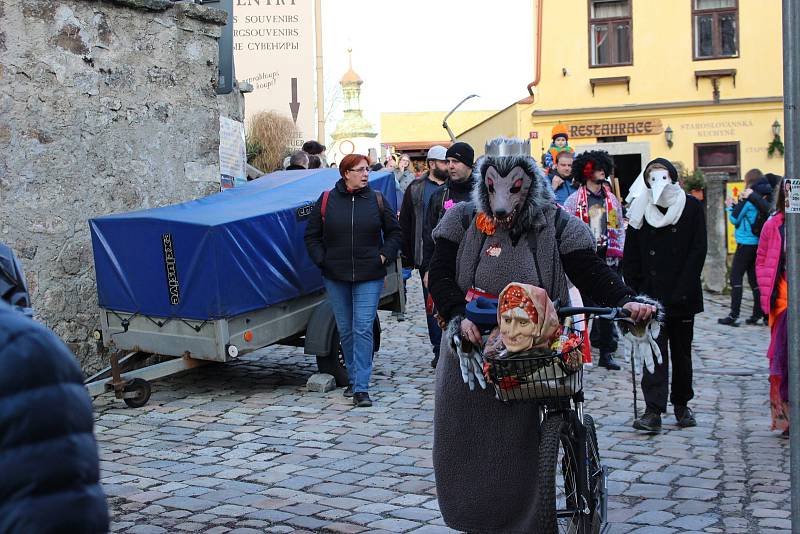 Návštěvníci s maskami i bez nich si užívali premiérový Loketský masopust.