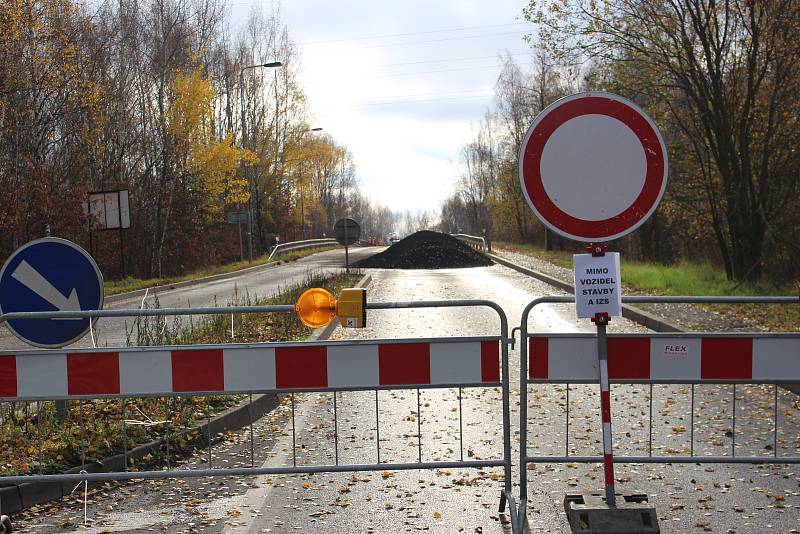 Most přes železnici je zavřený. Do Nového Sedla se zhruba deset měsíců bude jezdit po objízdných trasách.