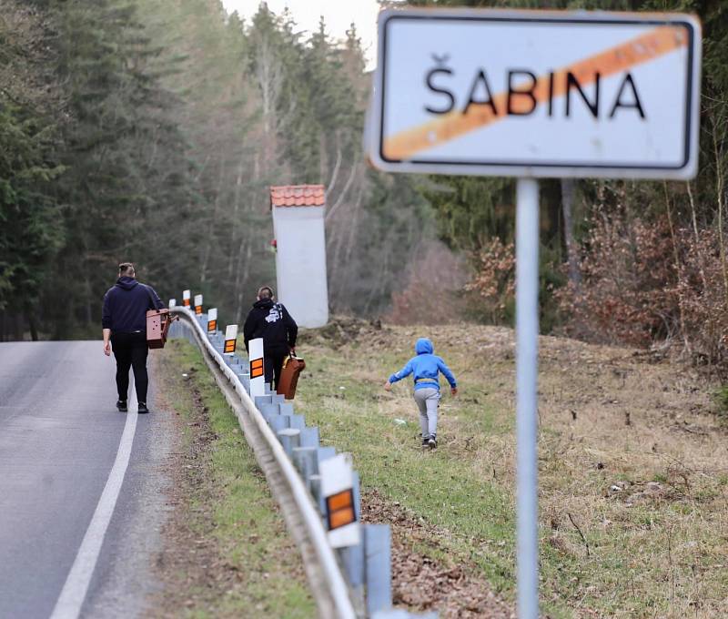 Už více než šedesát let znějí obcí Šabina na Sokolovsku na Velikonoce řehtačky. A stejně tomu bylo i letos. 