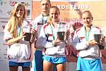 ROK 2013. Markéta Vondroušová (uprostřed) s bronzovou trofejí na mistrovství světa družstev do 14 let.