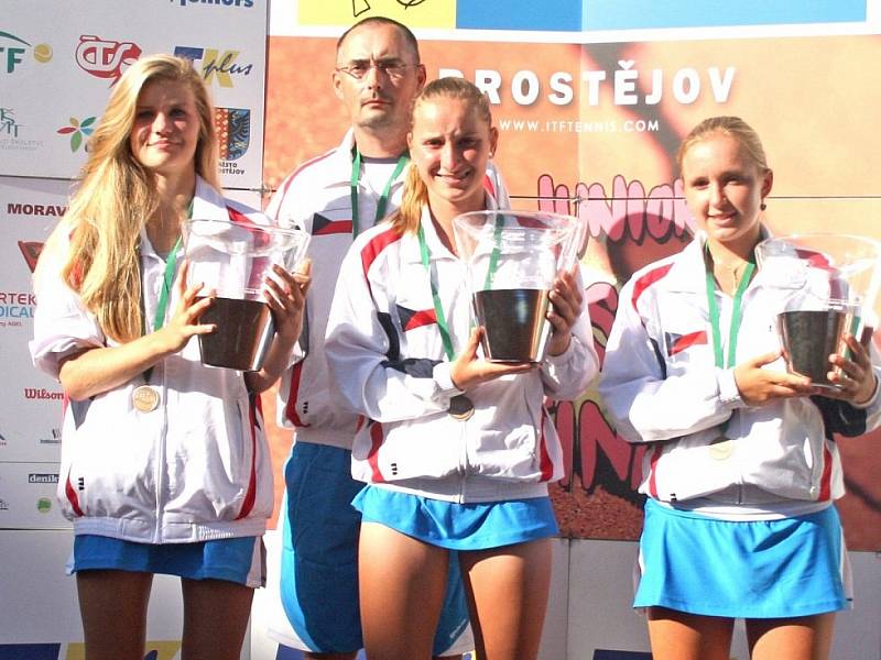 ROK 2013. Markéta Vondroušová (uprostřed) s bronzovou trofejí na mistrovství světa družstev do 14 let.