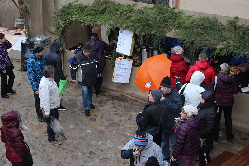 Krušnohorskými vánočními trhy ožil opět po roce o víkendu loketský hrad i náměstí T.G.M.