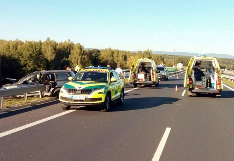 Dálnici D6 v neděli v podvečer uzavřela vážná nehoda. Přistával i záchranářský vrtulník.