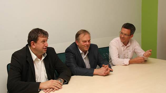 Straničtí kolegové doporučili Zdeňku Berkovi  (uprostřed), aby vykonával funkci starosty i senátora.