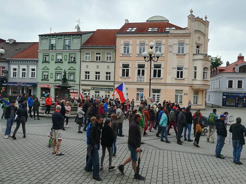 Lidé demonstrovali i v Sokolově na Starém náměstí