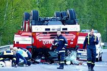 HAVÁRIE. „Skutečně nám nepomohlo, když se někdo kolem nehody pohyboval s kamerou nebo foťákem,“ zlobil se velitel chodovských hasičů Jiří Kiss (na snímku uprostřed).