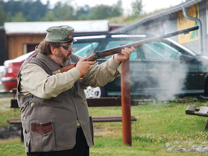 Mistrovství ČR ve střelbě z předovek - perkusních zbraní na střelnici v Lomnici