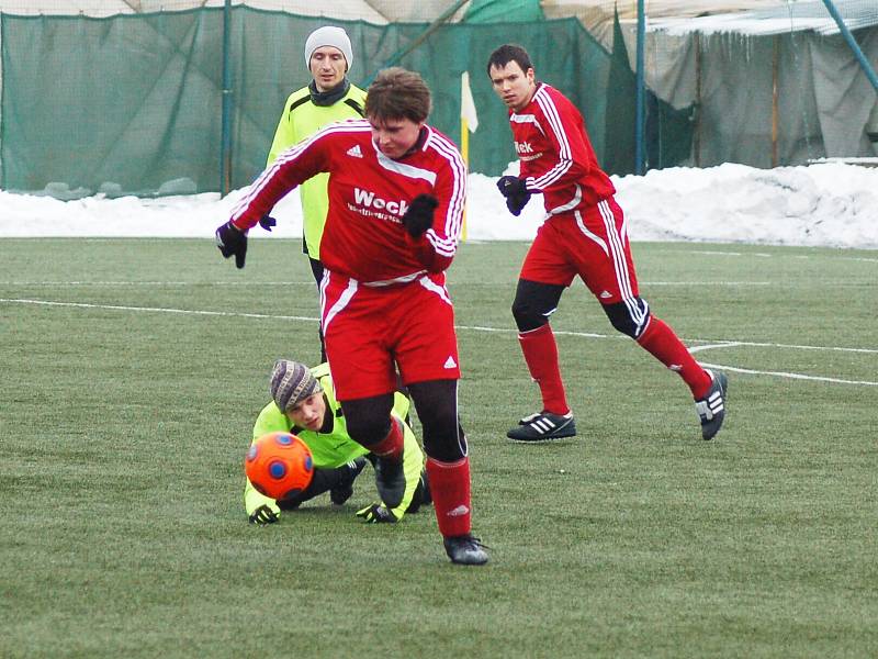 Zimní turnaj FK Baník Sokolov: TJ OSS Lomnice - SV Steinmühle (v červeném)