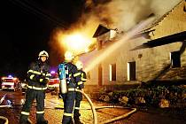 Dobrovolní hasiči v Horním Slavkově drží stálou službu. Na snímku likvidují požár rodinného domu.