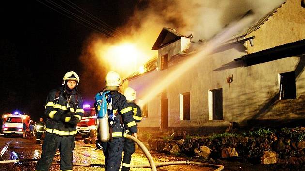 Dobrovolní hasiči v Horním Slavkově drží stálou službu. Na snímku likvidují požár rodinného domu.