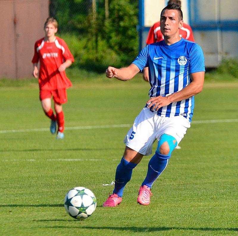 Jedenáctou výhru slavil v domácím prostředí Ostrov (v pruhovaném), když sestřelil Nejdek (v červeném)  v poměru 7:0.