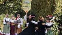 Karlovarský folklorní festival se loučil v amfiteátru pod hradem Loket