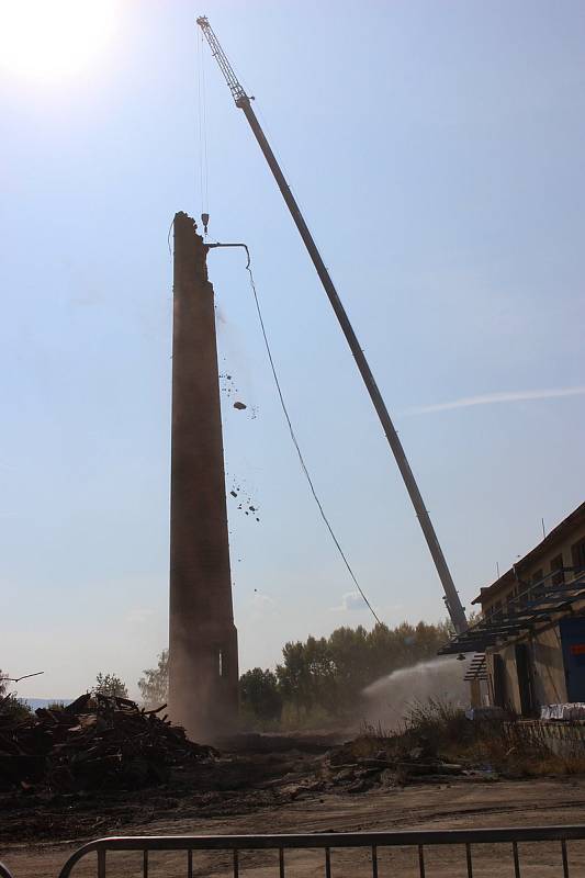 Výstavbu průmyslového parku symbolicky zahájila demolice 60 metrů vysokého továrního komína.