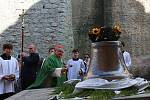 Zvony opět zní z věže svatého Václava v Lokti, největší posvětil kardinál Duka