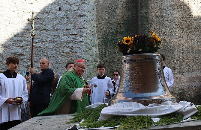 Zvony opět zní z věže svatého Václava v Lokti, největší posvětil kardinál Duka
