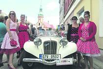 ROMANA TOUŠOVÁ vyráží na pravidelné dámské jízdy se svými kamarádkami ve staronovém Aeru 30 z roku 1936.