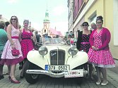 ROMANA TOUŠOVÁ vyráží na pravidelné dámské jízdy se svými kamarádkami ve staronovém Aeru 30 z roku 1936.