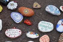 Píšou vzkazy na kamínky a nosí je do srdcí