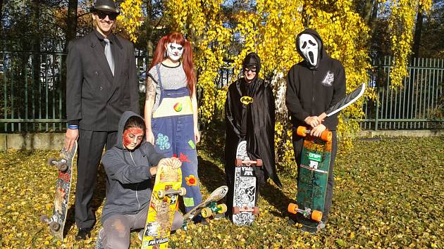 'SKEJŤÁCI' projeli Sokolovem v Halloweenských maskách