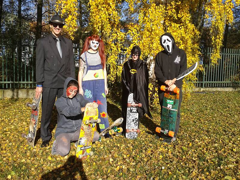 'SKEJŤÁCI' projeli Sokolovem v Halloweenských maskách