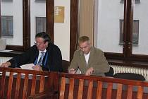 Petr Vaníček (vpravo) před sokolovským soudem