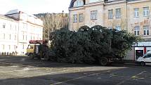 Cesta vánočního stromu na kraslické náměstí