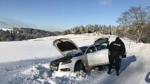 KRÁDEŽ AUDI polskému zloději nevyšla. S  autem zapadl nedaleko Podstrání na Sokolovsku.