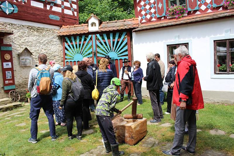 Dny lidové architektury pro Karlovarský kraj byly zahájeny v malebném skanzenu Doubrava u Lipové na Chebsku.