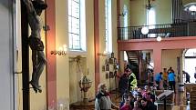 Dobrovolníci prováděli generální úklid kostela v Rotavě