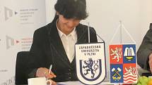 REKTORKA ZČU Ilona Mauritzová podepisuje smlouvu.
