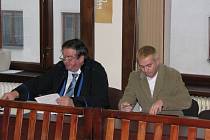 Petr Vaníček (vpravo), u sokolovského soudu