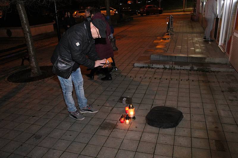 Pokládání kamenů zmizelých si v sobotu nenechaly ujít zhruba tři desítky lidí.