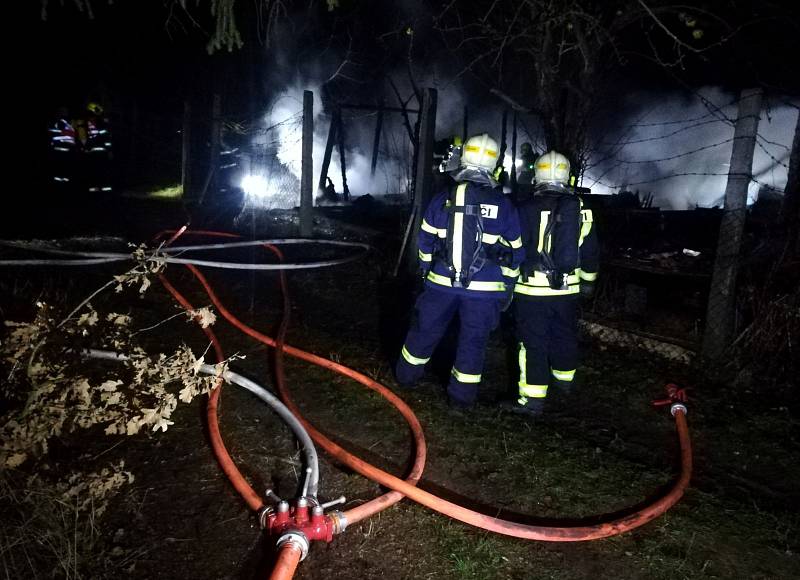 Hasiči zasahovali u požáru zahradní chatky v Horním Slavkově.