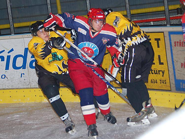 I. liga juniorů: HC Baník Sokolov (ve žluto - černé kombinaci) - HC Letci Letňany