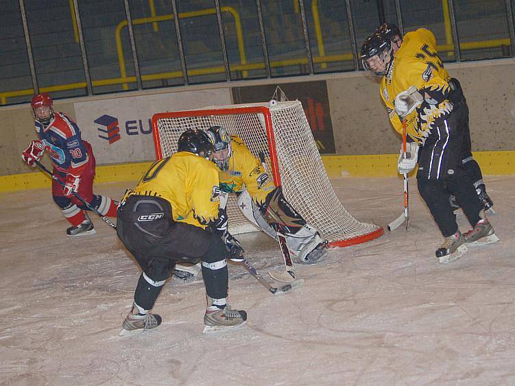 I. liga juniorů: HC Baník Sokolov (ve žluto - černé kombinaci) - HC Letci Letňany