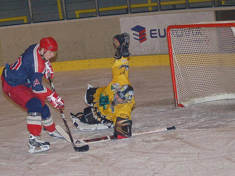 I. liga juniorů: HC Baník Sokolov (ve žluto - černé kombinaci) - HC Letci Letňany