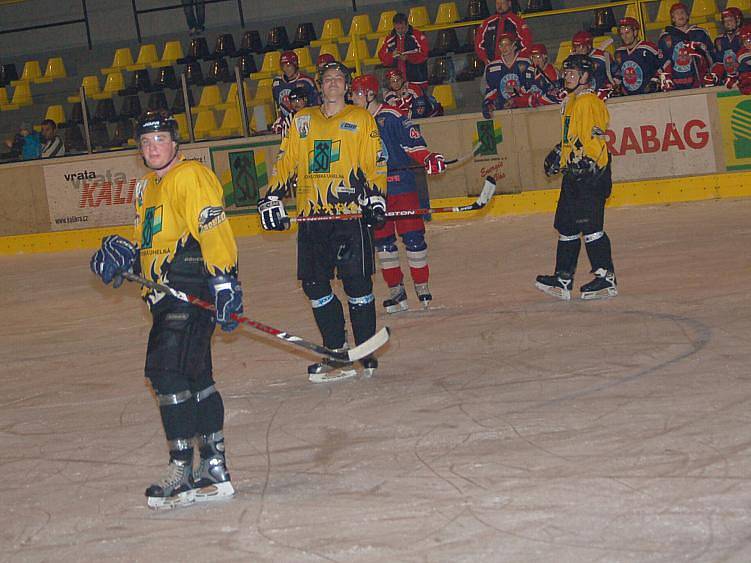 I. liga juniorů: HC Baník Sokolov (ve žluto - černé kombinaci) - HC Letci Letňany