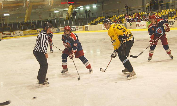 I. liga juniorů: HC Baník Sokolov (ve žluto - černé kombinaci) - HC Letci Letňany