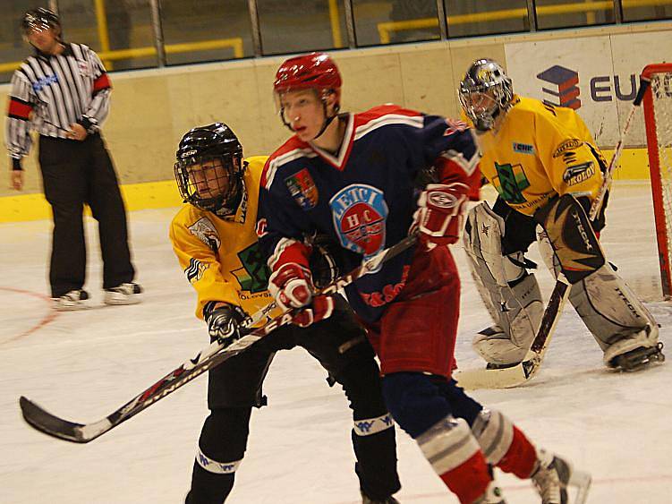 I. liga juniorů: HC Baník Sokolov (ve žluto - černé kombinaci) - HC Letci Letňany