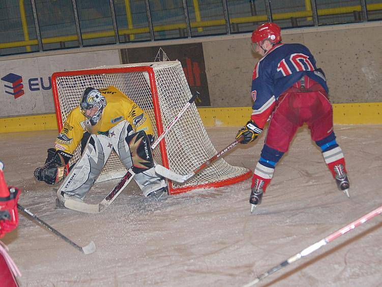 I. liga juniorů: HC Baník Sokolov (ve žluto - černé kombinaci) - HC Letci Letňany