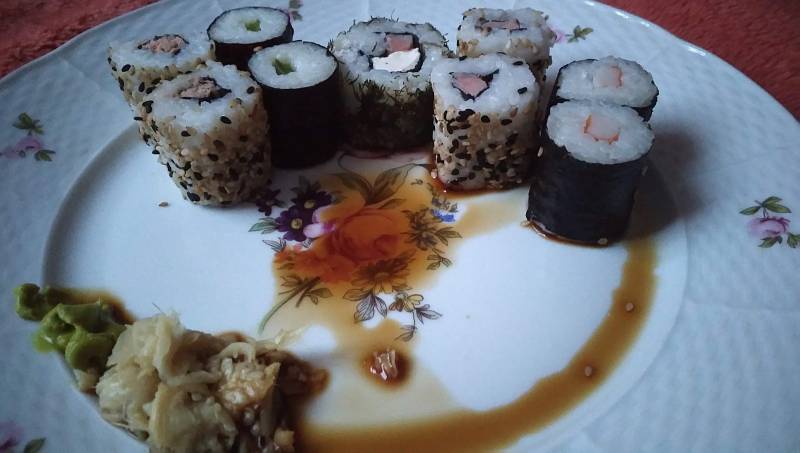 Sushi je jedno z nejznámějších jídel japonské kuchyně.