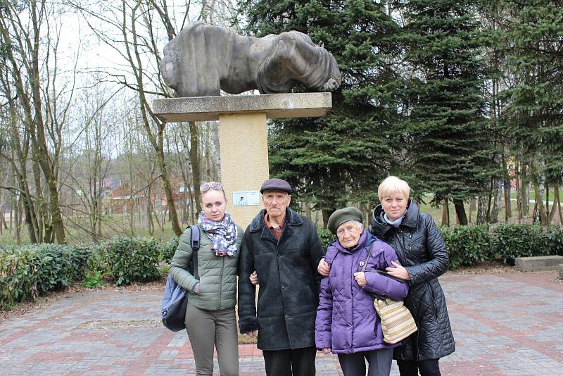 Iryna Shul se po 74 letech vrátila na místa, kde strávila nuceně rok života. Památník připomíná ženský pracovní tábor ve Svatavě.