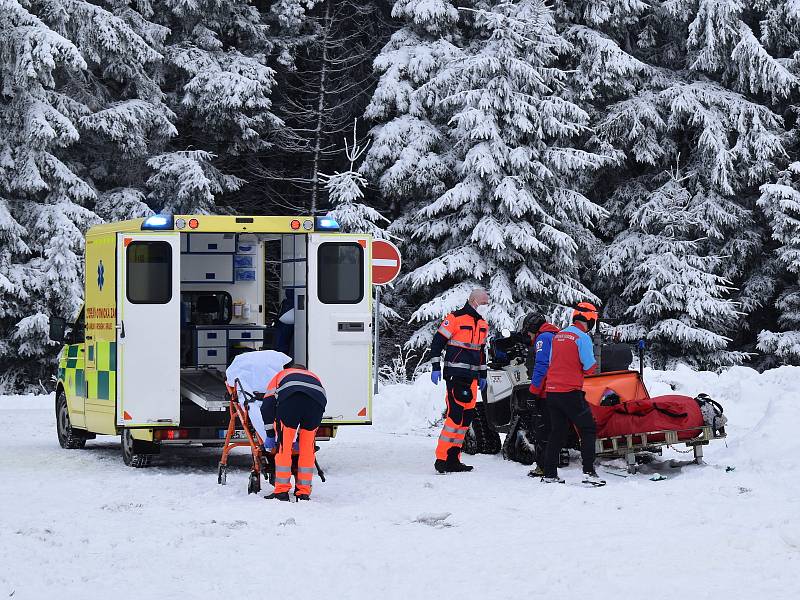 Lyžaři zaplnili hory. Běžkařům opět ničí stopu auta a nově dokonce i traktor.